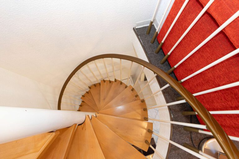 Die hochwertige Wendeltreppe in der Wohnung