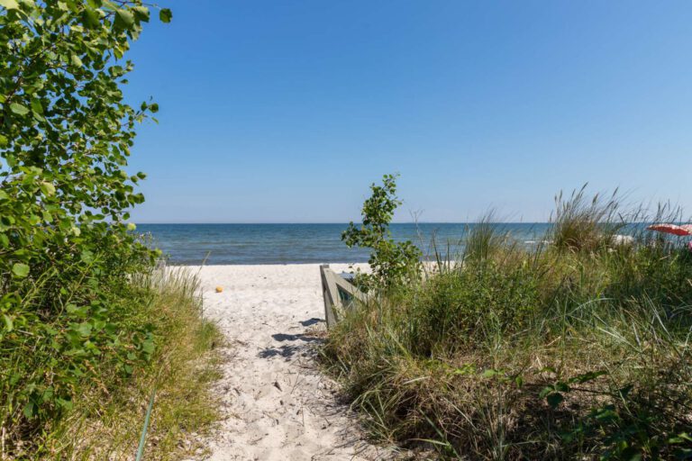 Der breite Sandstrand von Lobbe