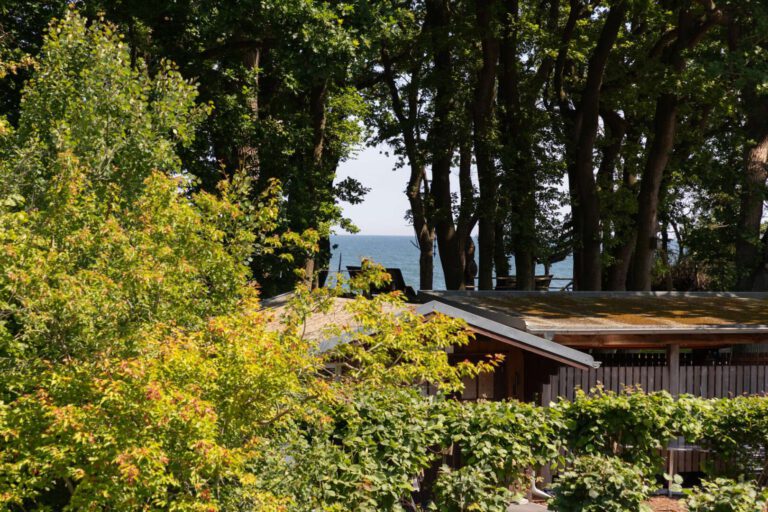 Der sonnige Balkon mit seitlichem Wasserblick