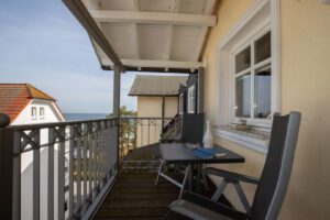 Der ruhige Balkon mit Blick zum Wasser