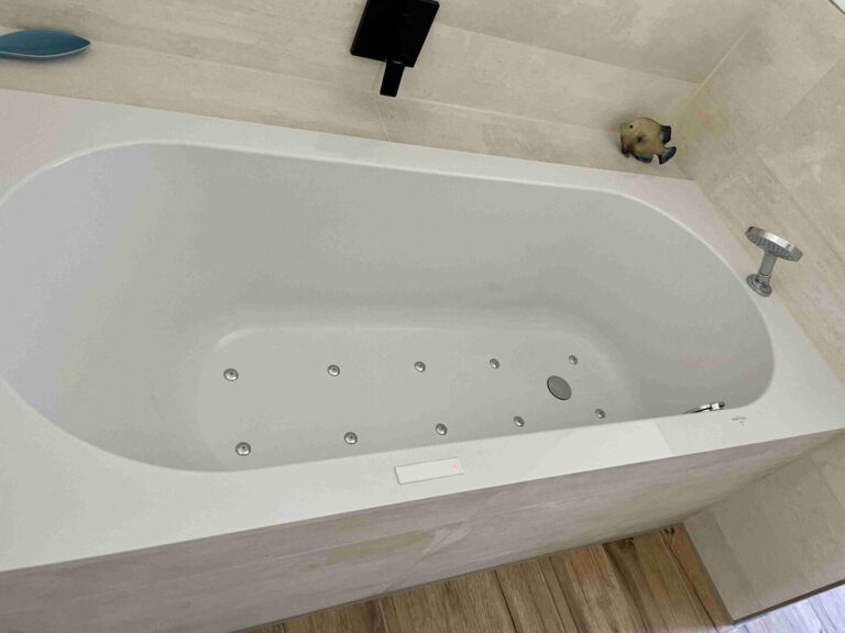 Das hochwertige Badezimmer mit Wihrlpool