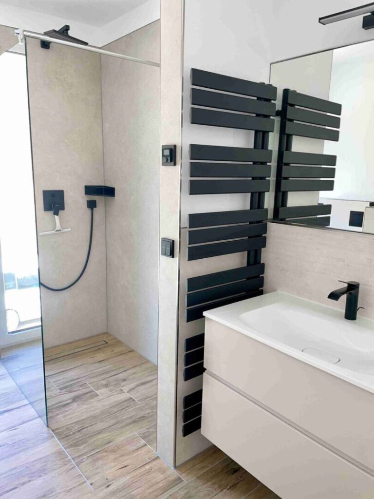 Das moderne Badezimmer mit ebenerdiger Dusche
