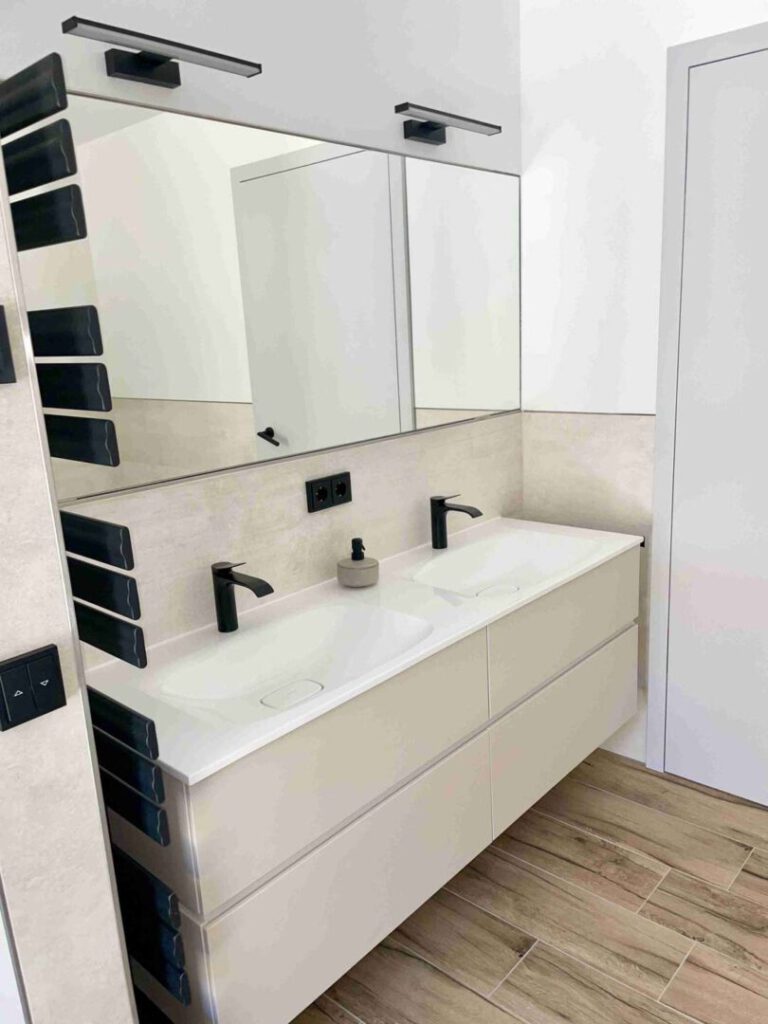 Das hochwertige Badezimmer mit Doppelwaschtisch