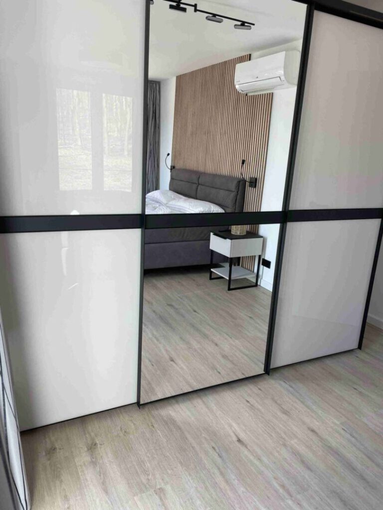 Das hochwertig eingerichtete Schlafzimmer