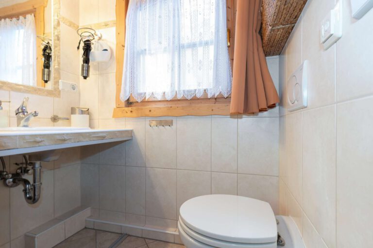 Das gepflegte Tageslicht Badezimmer mit Dusche