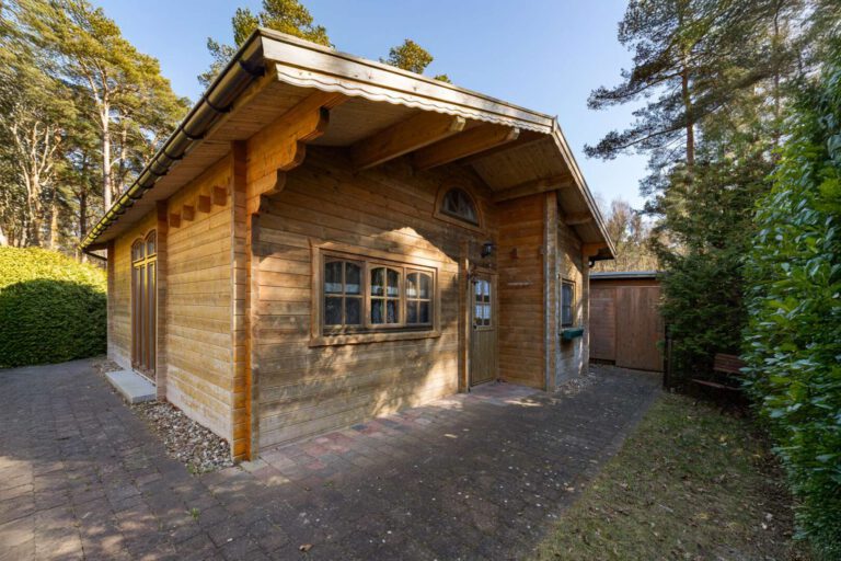 Der Eingang in das schöne Holzhaus