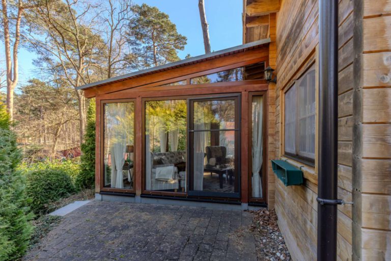 Das schöne Holzhaus mit Wintergarten