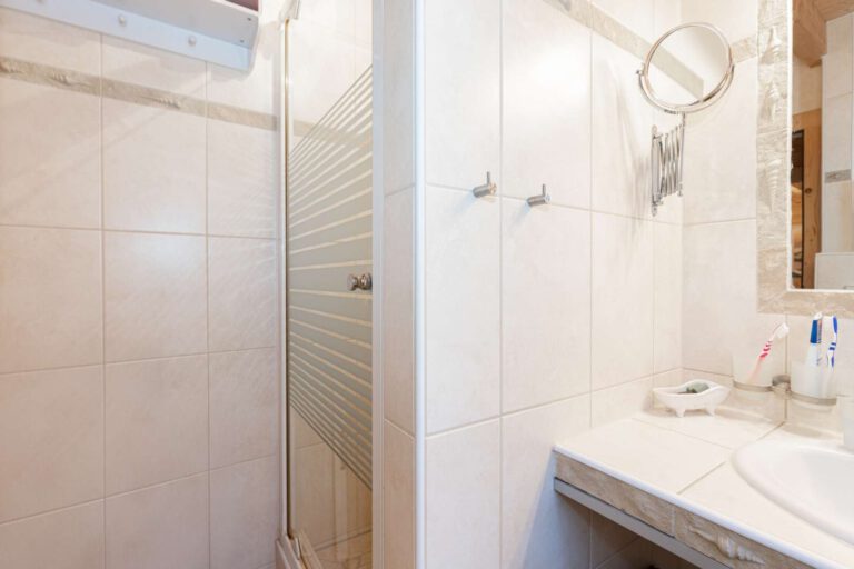 Das gepflegte Tageslicht Badezimmer mit Dusche