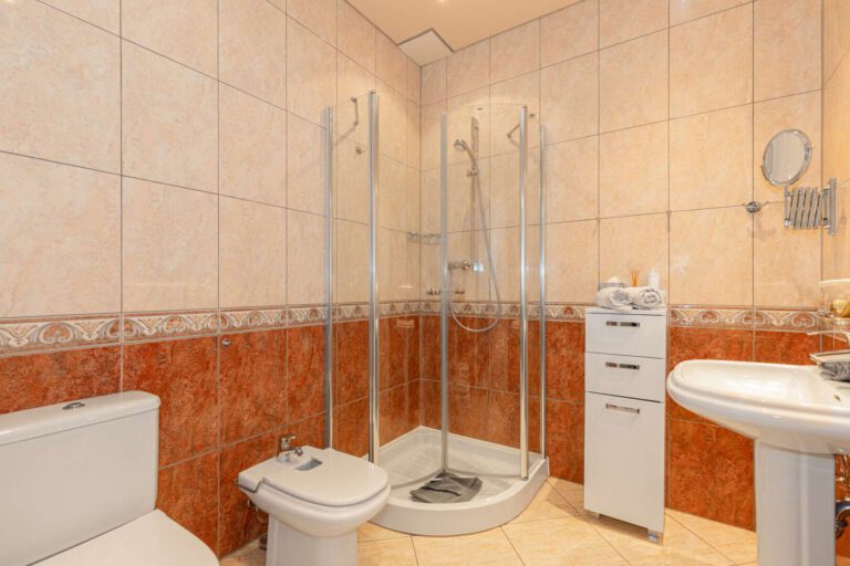 Das hochwertige Badezimmer mit Dusche