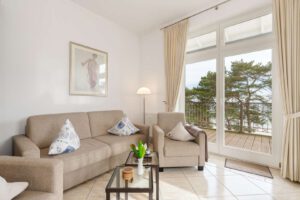 Der helle Wohnbereich mit Zugang auf den Balkon