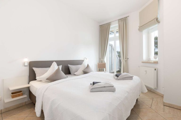 Das gemütliche Schlafzimmer mit Zugang auf den Balkon