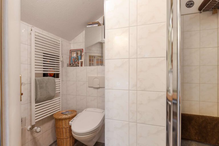 Kompaktes Badezimmer mit Dusche