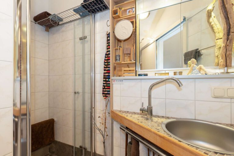 Kompaktes Badezimmer mit Dusche im Obergeschoss