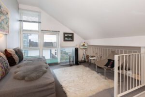 Helles offenes Wohn- und Schalfzimmer im Obergeschoss