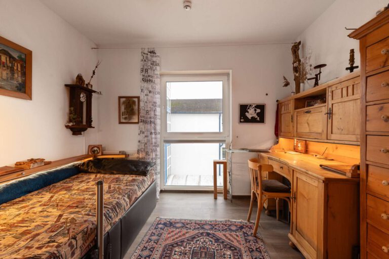 Lichtdurchflutetes Schlafzimmer