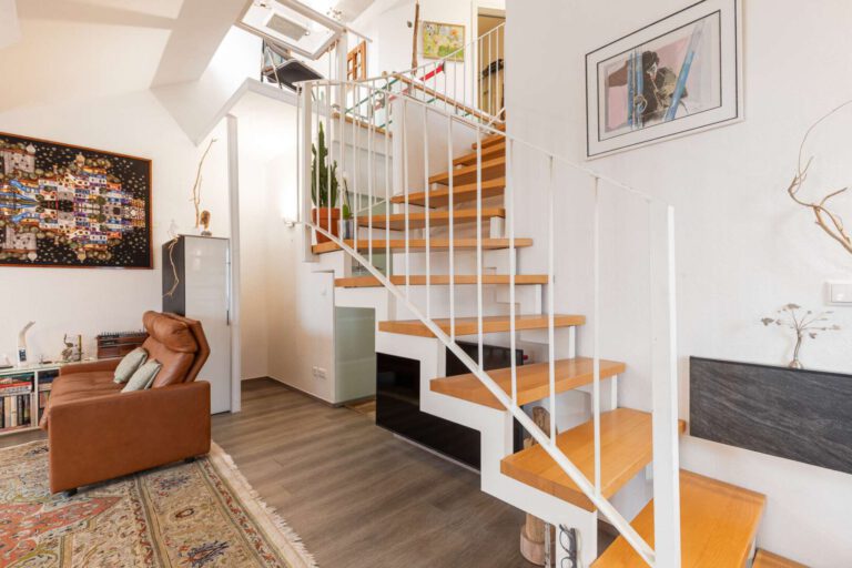 Minimalistische Metalltreppe