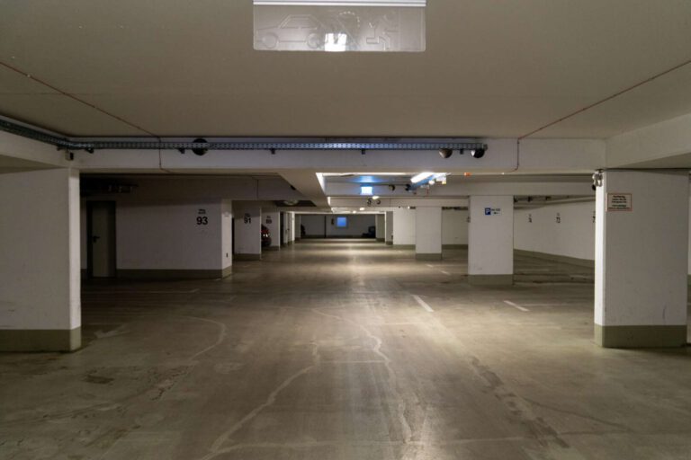 Der geräumige Tiefgarage