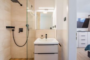 Das praktische Badezimmer am Schlafzimmer