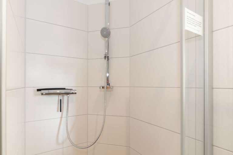 Das hochwertige Badezimmer mit ebenerdiger Dusche