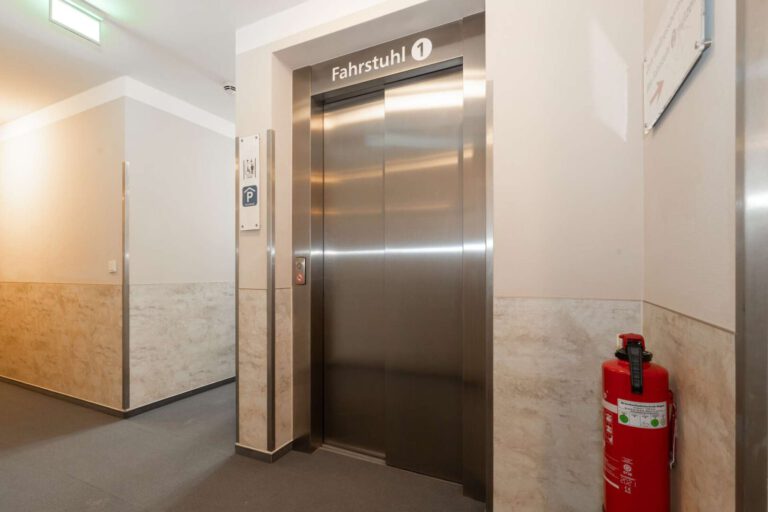 Der geräumige Fahrstuhl im Haus