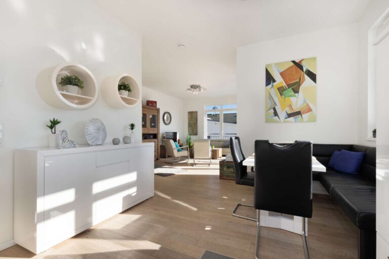 Der Blick ins offene, helle Wohnzimmer