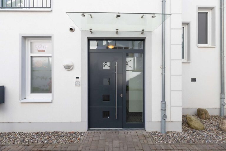 Die moderne Haustür mit Überdachung