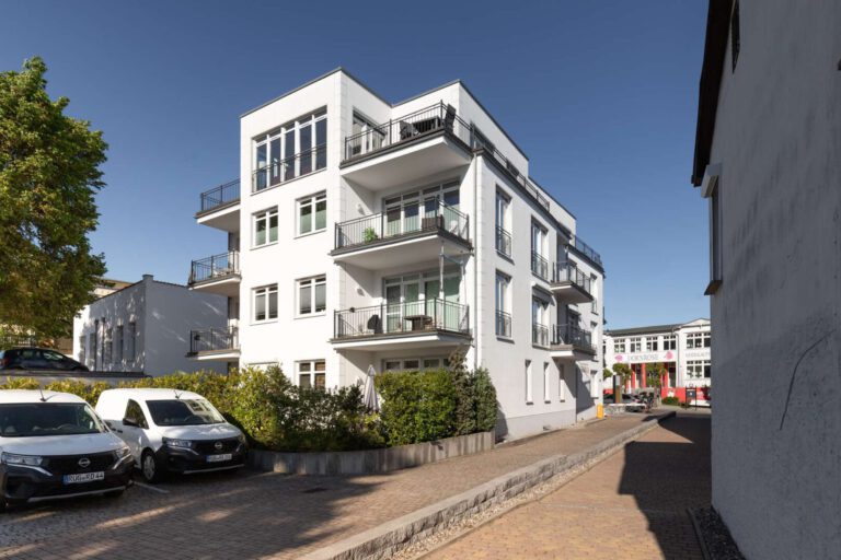 Das schmucke Wohnhaus sowie die Zufahrt zum Parkplatz