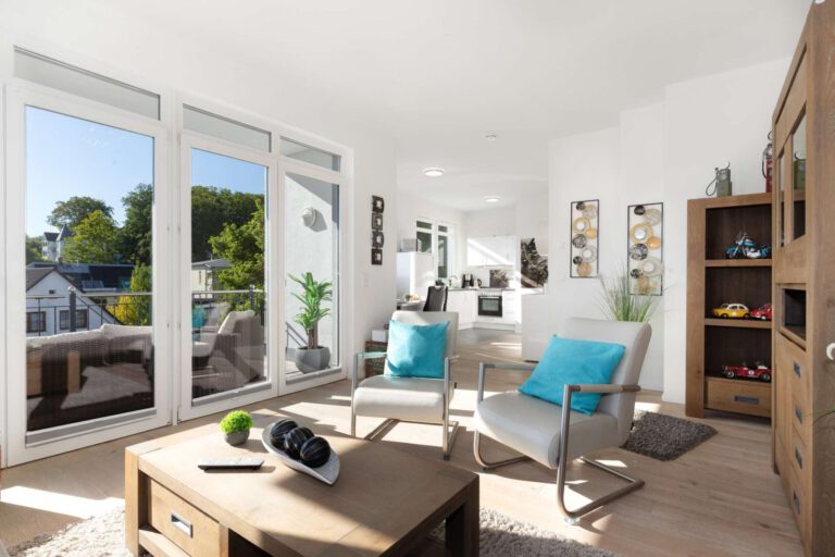 Der Zugang zum Balkon mit Blick ins Grüne