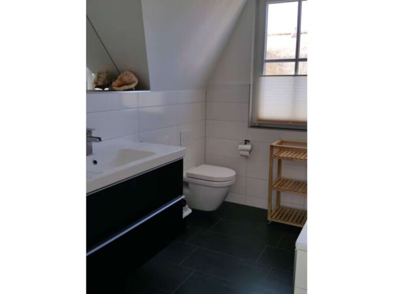 Das Badezimmer mit angenehmer Badewanne