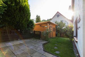 Die begrünte Terrasse mit Schuppen