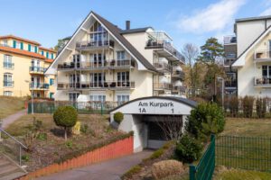 Die gepflasterte Tiefgarageneinfahrt