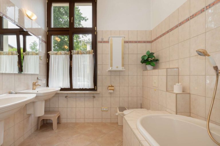 Praktisch, stilvoll, erfrischend - das helle Badezimmer