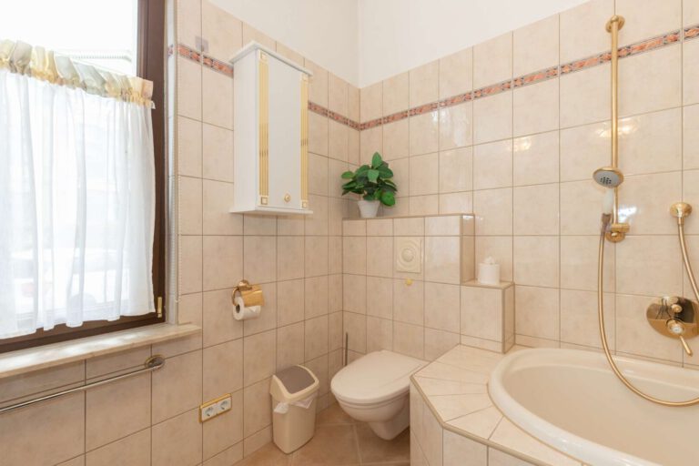 Praktisch, stilvoll, erfrischend - das helle Badezimmer