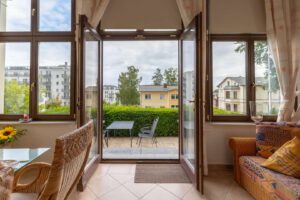 Tägliche Sonnenstunden für genussvolle Mahlzeiten - der Weg zur Terrasse