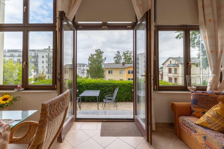 Tägliche Sonnenstunden für genussvolle Mahlzeiten - der Weg zur Terrasse