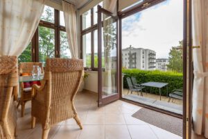 Der helle Mittelpunkt zwischen Wohnzimmer und Terrasse