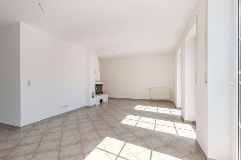 Der helle Wohnbereich mit Kamin
