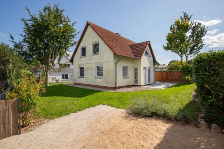 Der Blick auf das Einfamilienhaus vom Schuppen