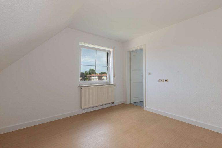 Das ruhige Master-Schlafzimmer mit eigenem Badetzimmer