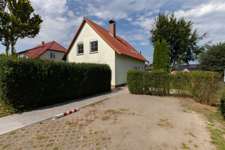 Die Aussenstellplätze vor dem Haus