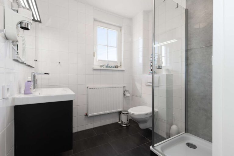 Das zeitlose Dusch-Badezimmer