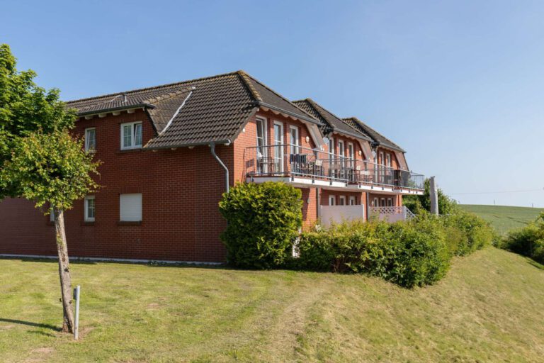 Das private & grüne Mehrfamilienhaus von Hinten
