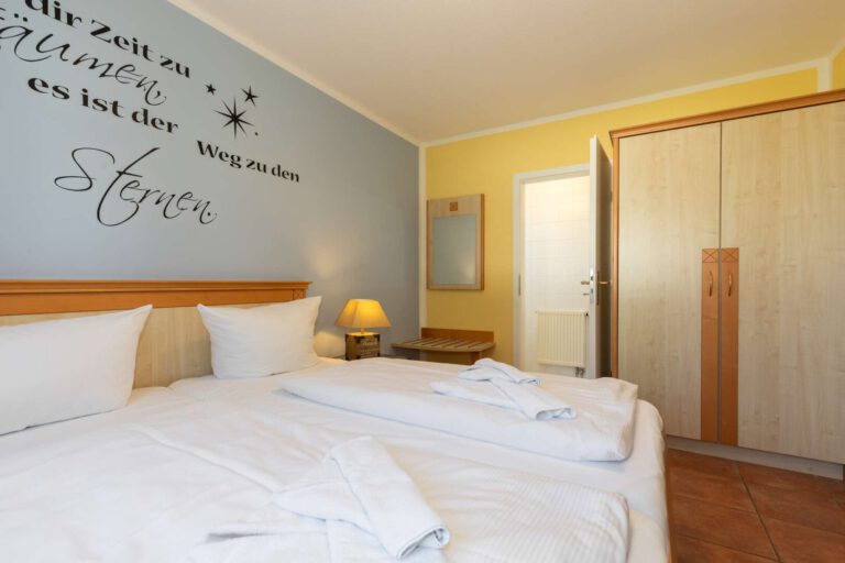 Das bequeme Bett mit Zugang zur Toilette