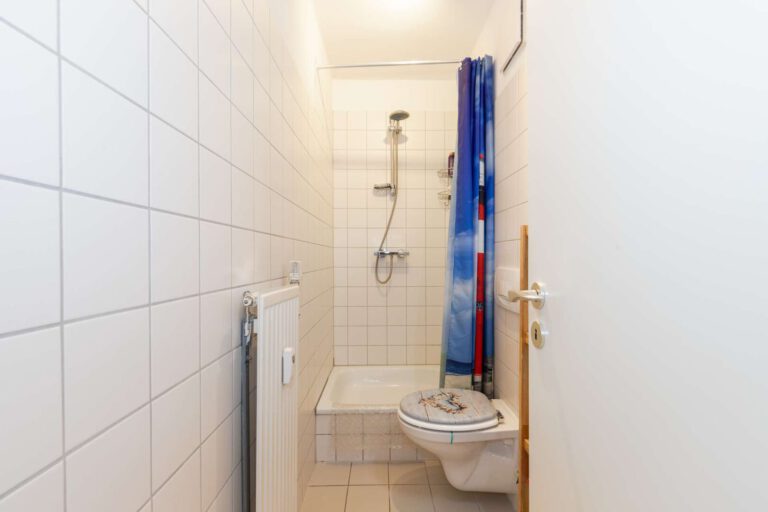 Das Badezimmer mit Dusche