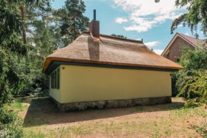 Zeitlos schöne Hausansicht in harmonischer Umgebung