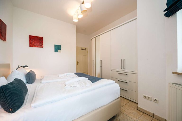 Das ruhige Schlafzimmer mit Blick auf die Ostsee
