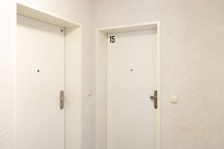 Die breite Eingangstür