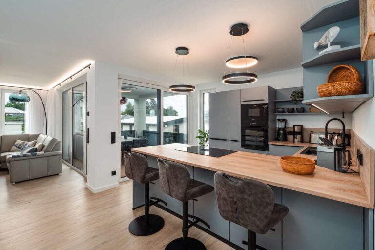 Der offene Kochbereich mit Einbauküche