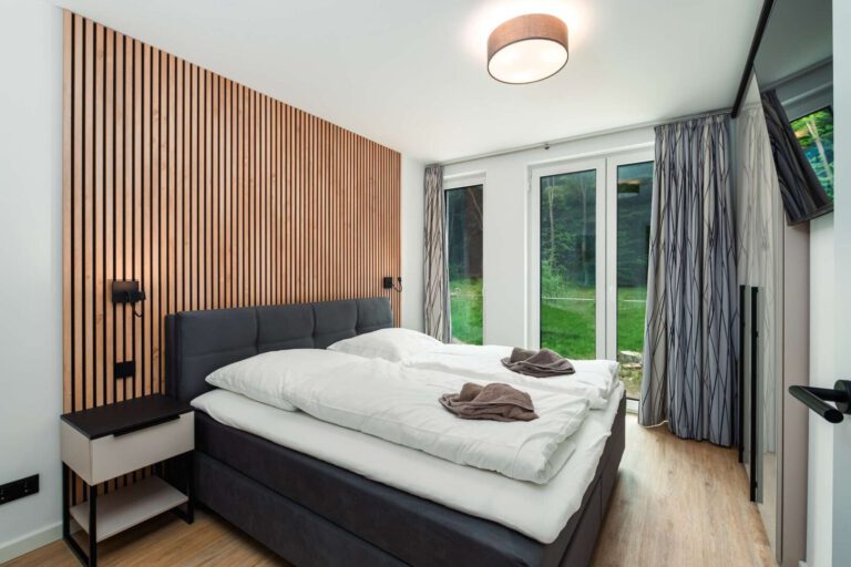 Das gemütliche Schlafzimmer 1 mit Blick in den Wald