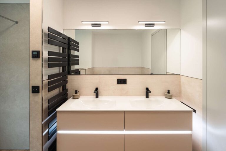 Moderner Doppelwaschtisch im Master-Badezimmer